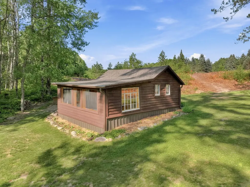 23581 210th Avenue Burdell Township MI 49688
