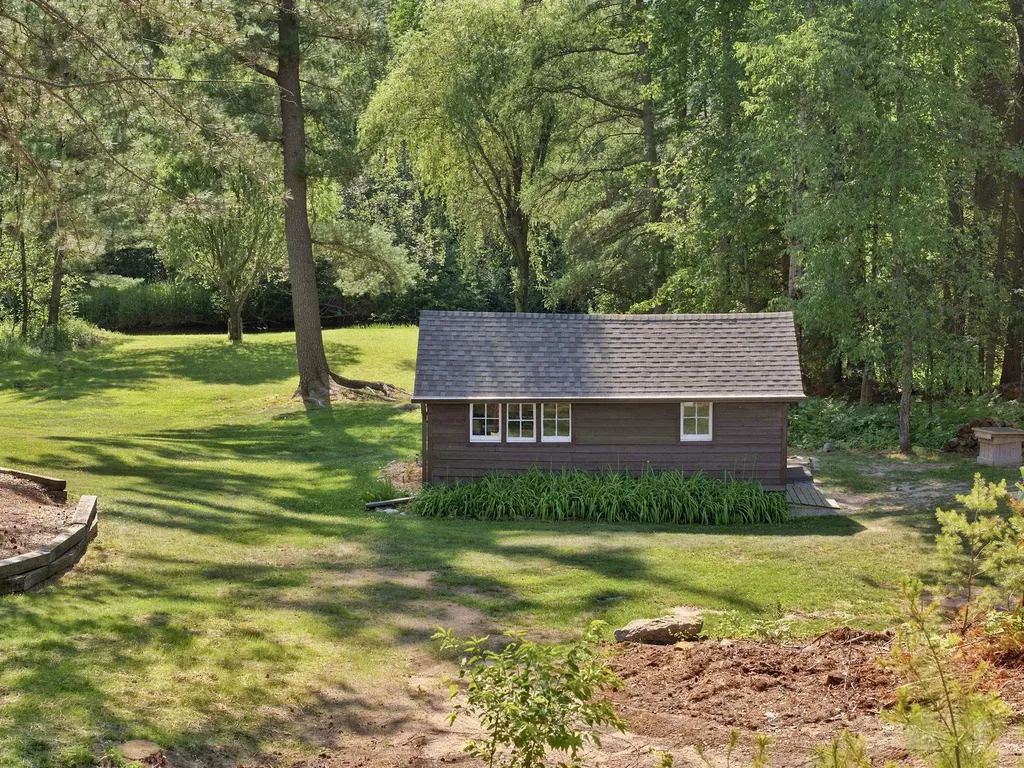 23581 210th Avenue Burdell Township MI 49688
