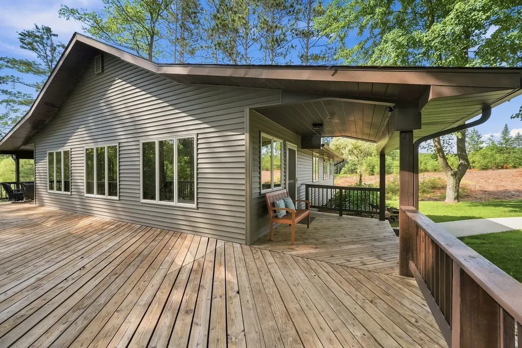 23581 210th Avenue Burdell Township MI 49688