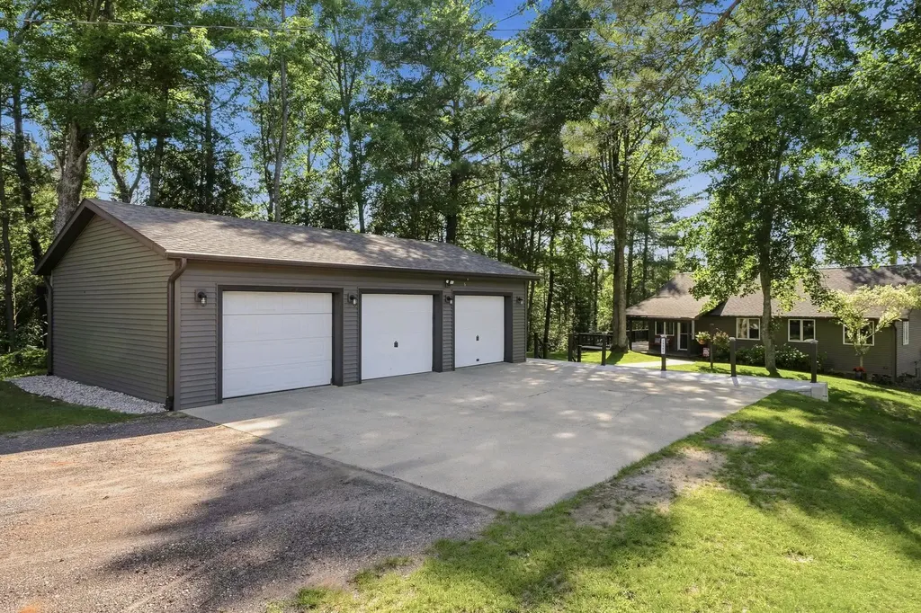 23581 210th Avenue Burdell Township MI 49688