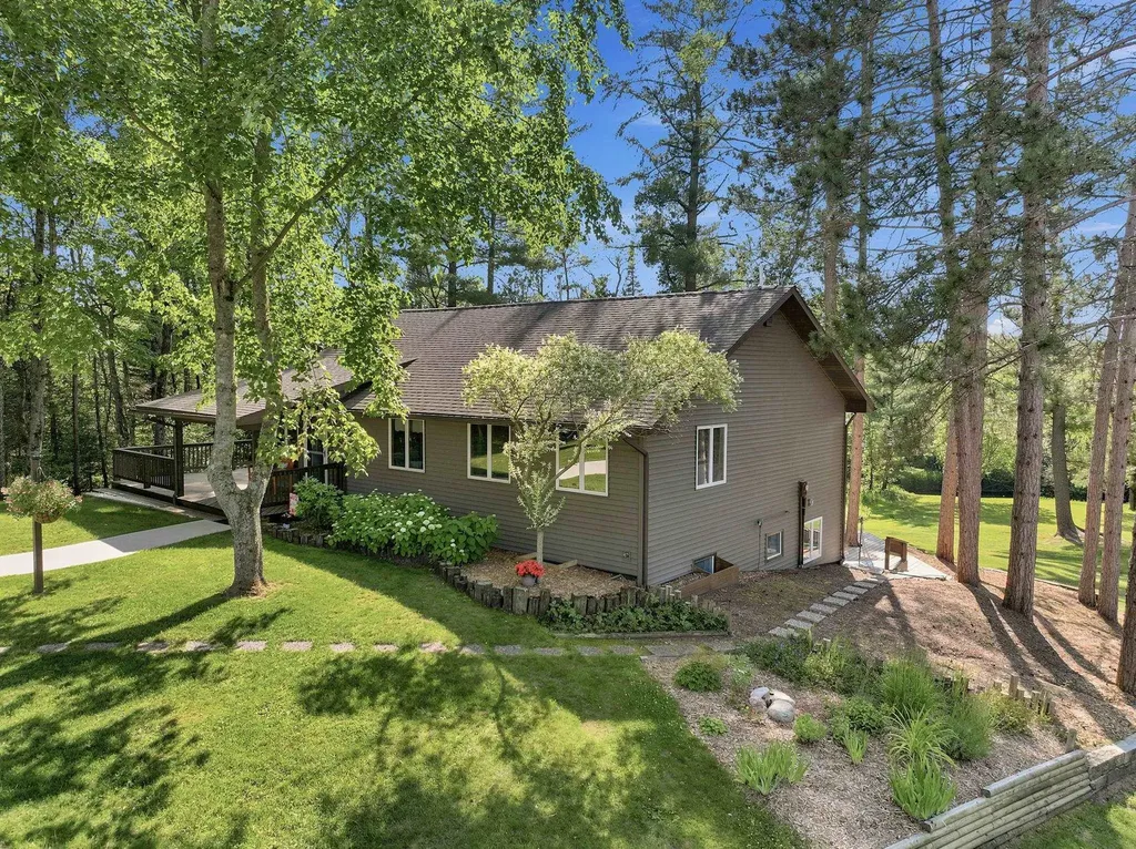23581 210th Avenue Burdell Township MI 49688