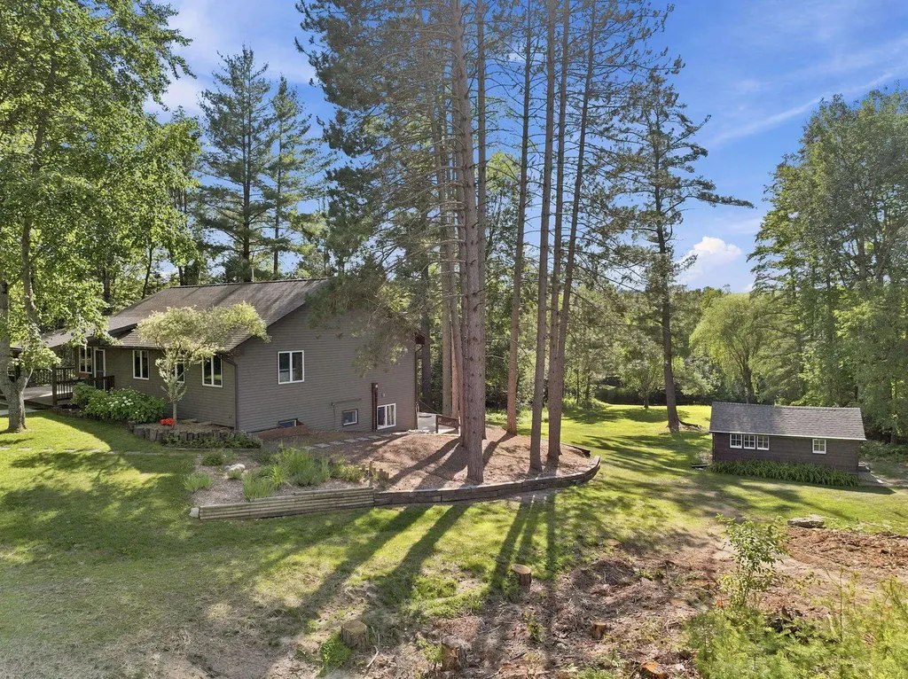23581 210th Avenue Burdell Township MI 49688