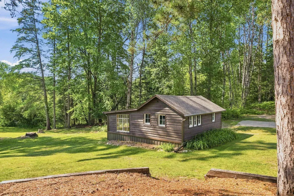 23581 210th Avenue Burdell Township MI 49688