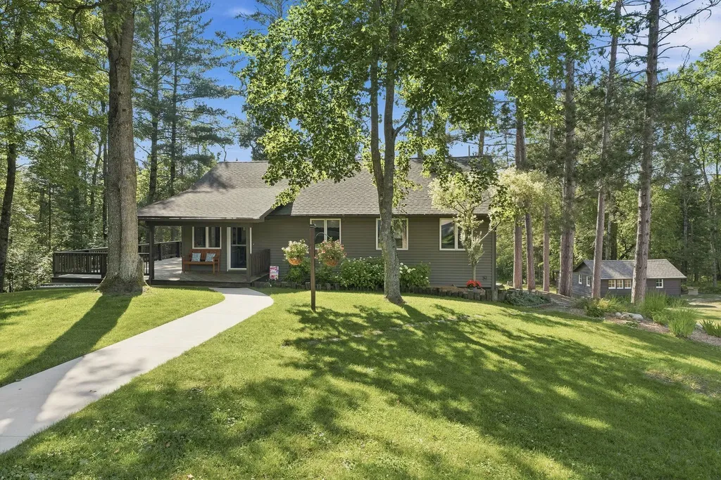 23581 210th Avenue Burdell Township MI 49688