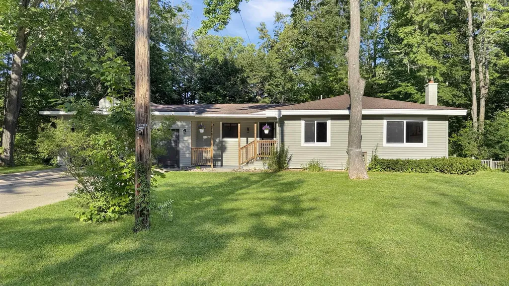 226 Seneca Place Cadillac City MI 49601