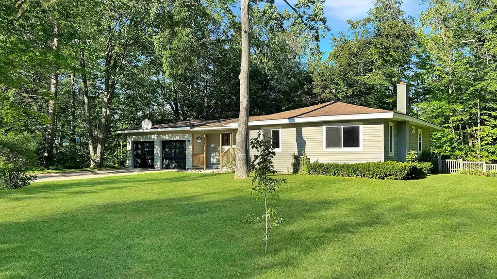 226 Seneca Place Cadillac City MI 49601