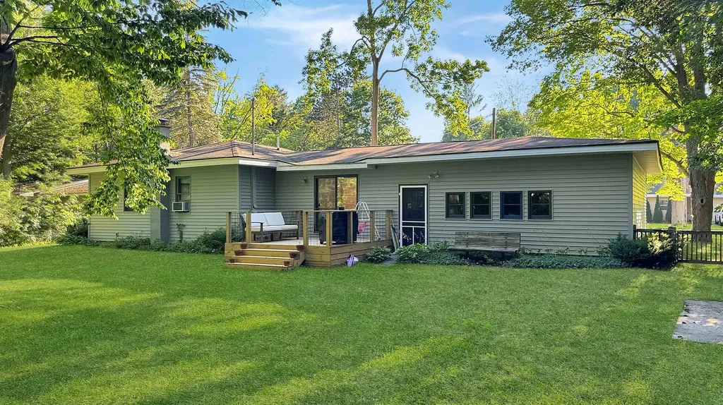 226 Seneca Place Cadillac City MI 49601