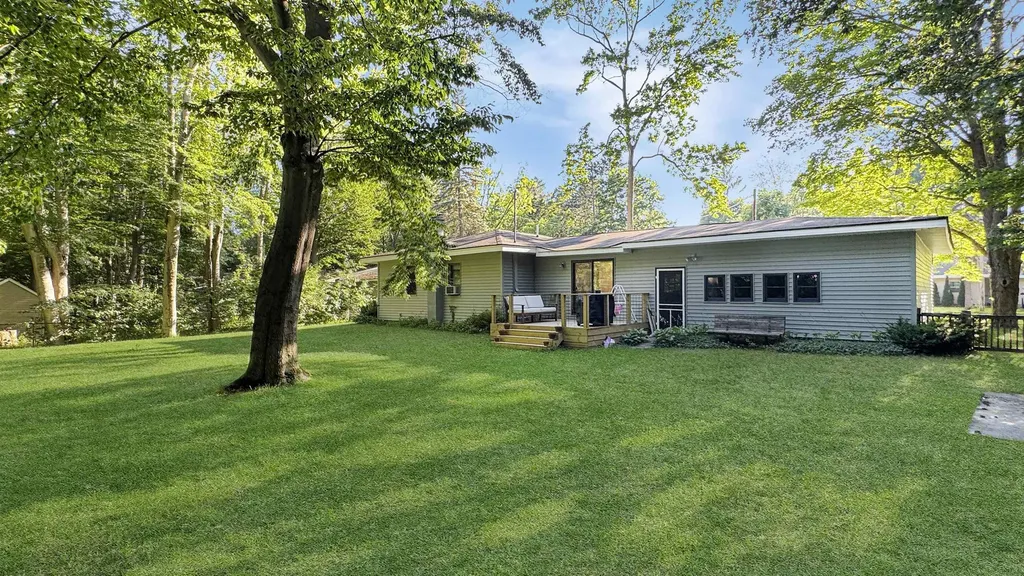 226 Seneca Place Cadillac City MI 49601