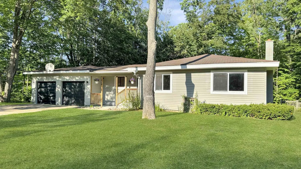 226 Seneca Place Cadillac City MI 49601