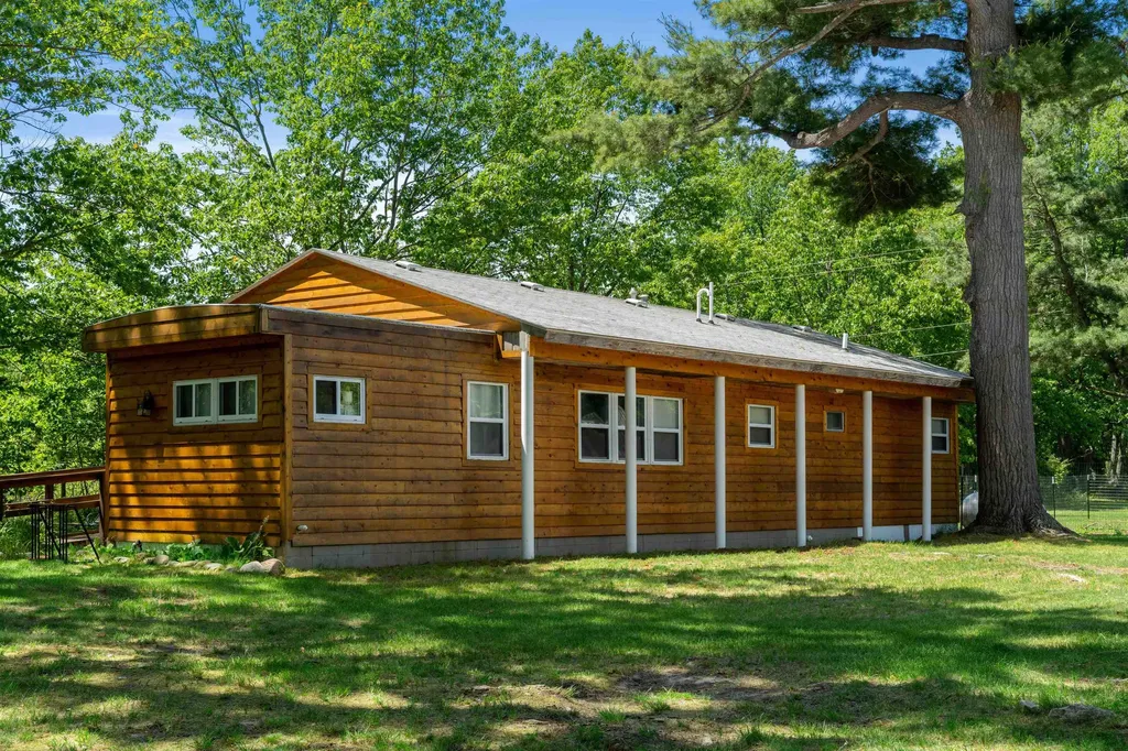 18599 Mission Road Peninsula Township MI 49686
