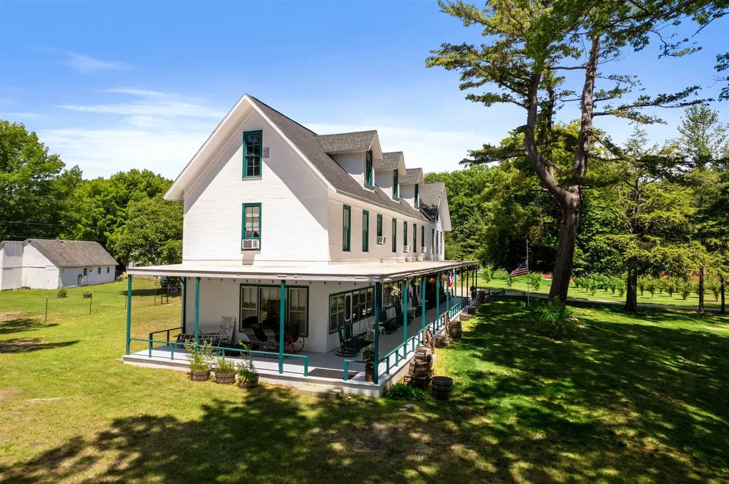 18599 Mission Road Peninsula Township MI 49686