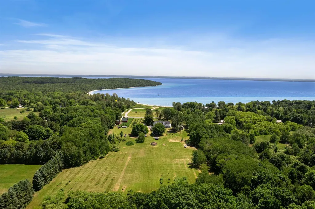 18599 Mission Road Peninsula Township MI 49686