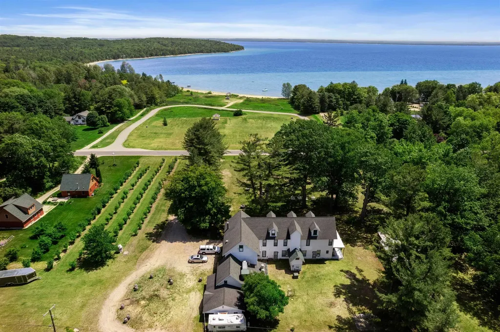 18599 Mission Road Peninsula Township MI 49686