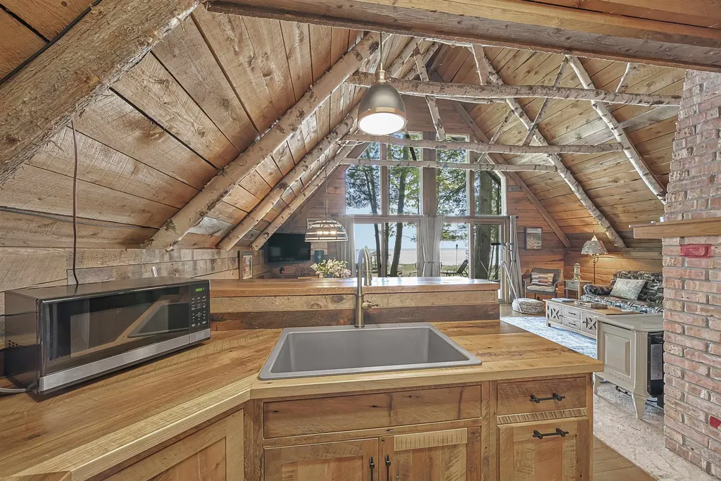 8580 N Bayview Avenue Leelanau Township MI 49670
