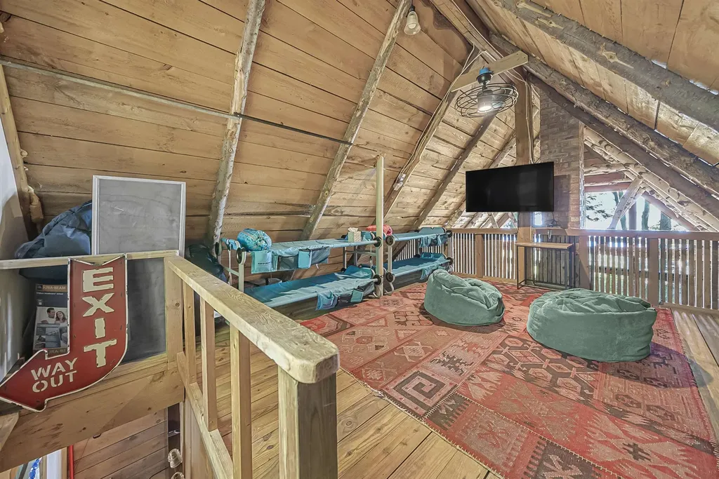 8580 N Bayview Avenue Leelanau Township MI 49670