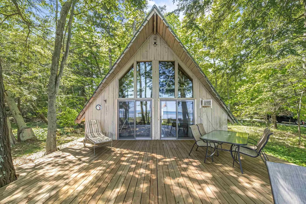 8580 N Bayview Avenue Leelanau Township MI 49670