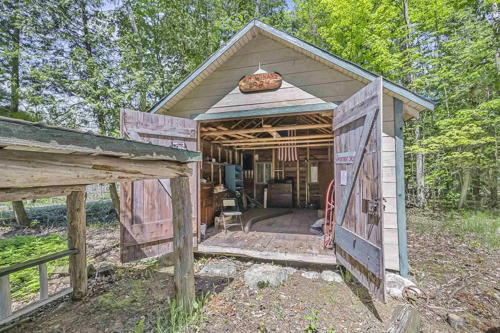 8580 N Bayview Avenue Leelanau Township MI 49670