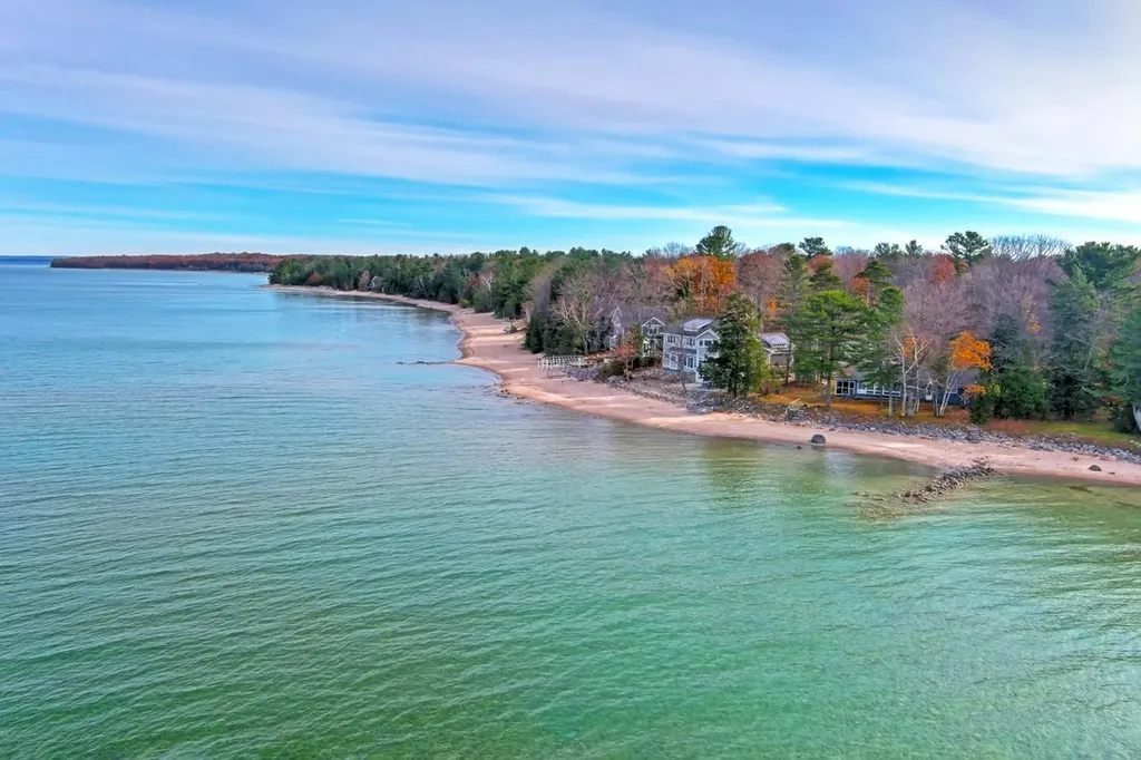 2755 Shore Wood Drive Peninsula Township MI 49686