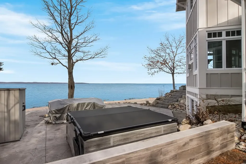 2755 Shore Wood Drive Peninsula Township MI 49686