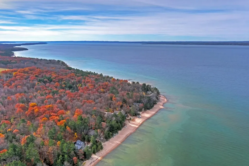 2755 Shore Wood Drive Peninsula Township MI 49686