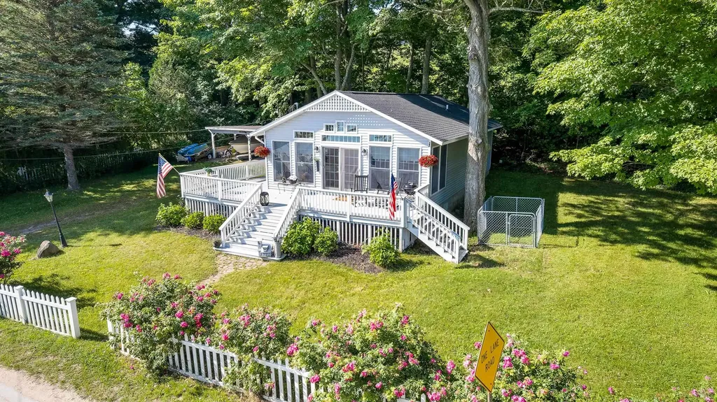 6123 Crystal Avenue Benzonia Township MI 49617
