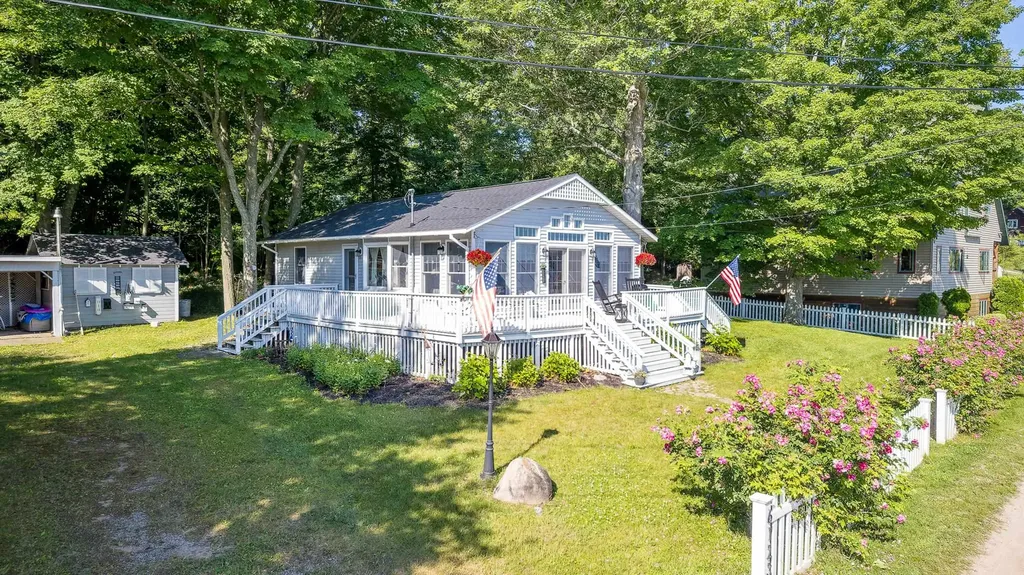 6123 Crystal Avenue Benzonia Township MI 49617