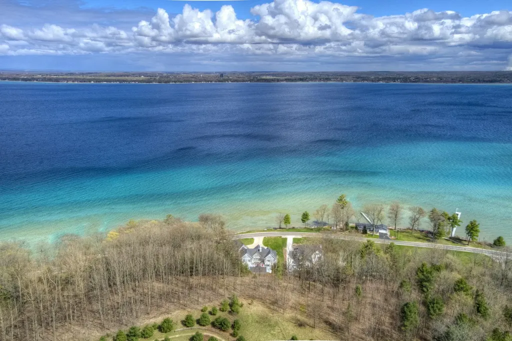 6885 E Shore Road Peninsula Township MI 49686