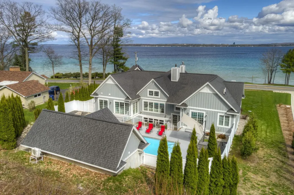 6885 E Shore Road Peninsula Township MI 49686