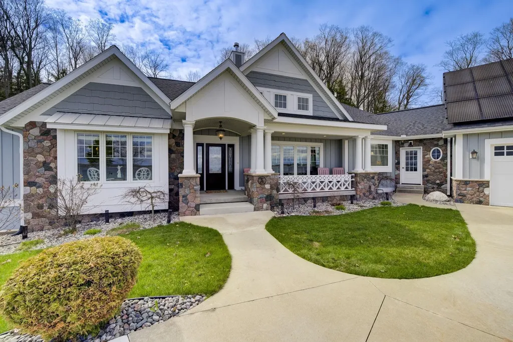 6885 E Shore Road Peninsula Township MI 49686