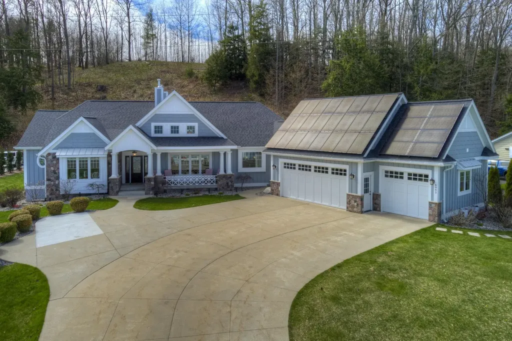 6885 E Shore Road Peninsula Township MI 49686