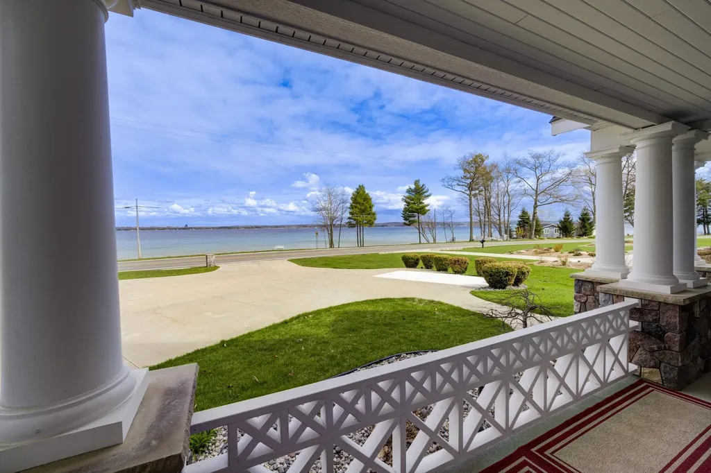 6885 E Shore Road Peninsula Township MI 49686