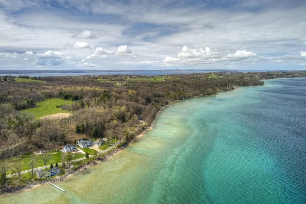 6885 E Shore Road Peninsula Township MI 49686