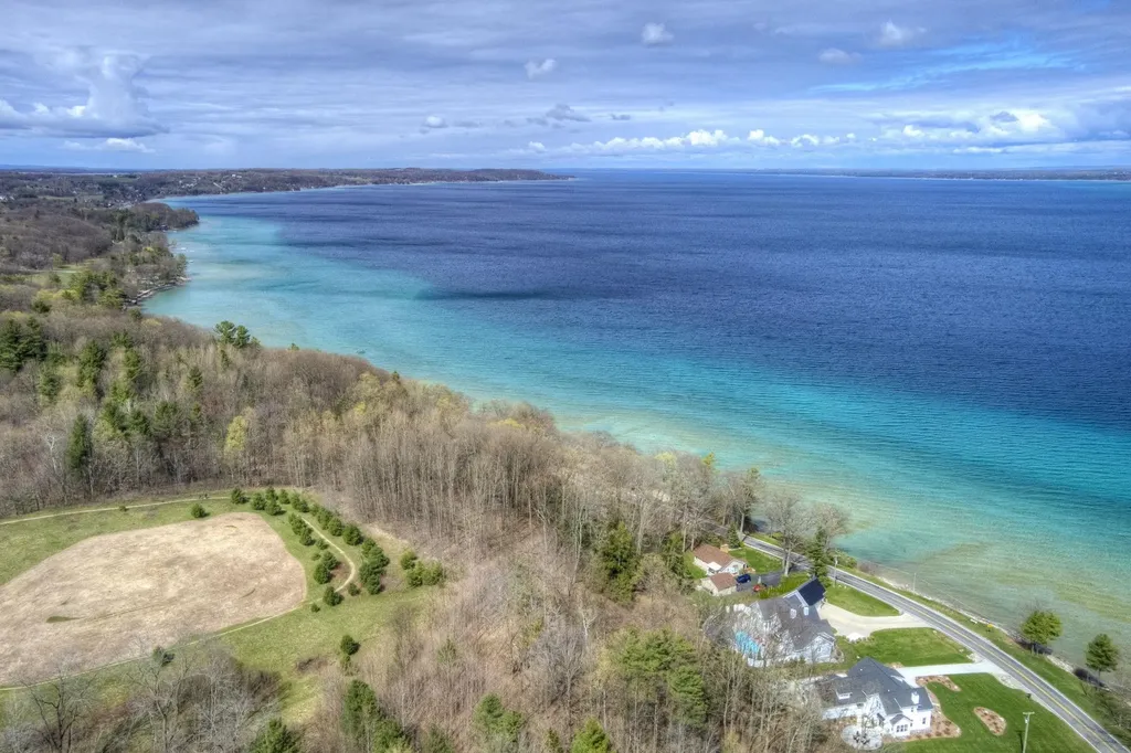 6885 E Shore Road Peninsula Township MI 49686