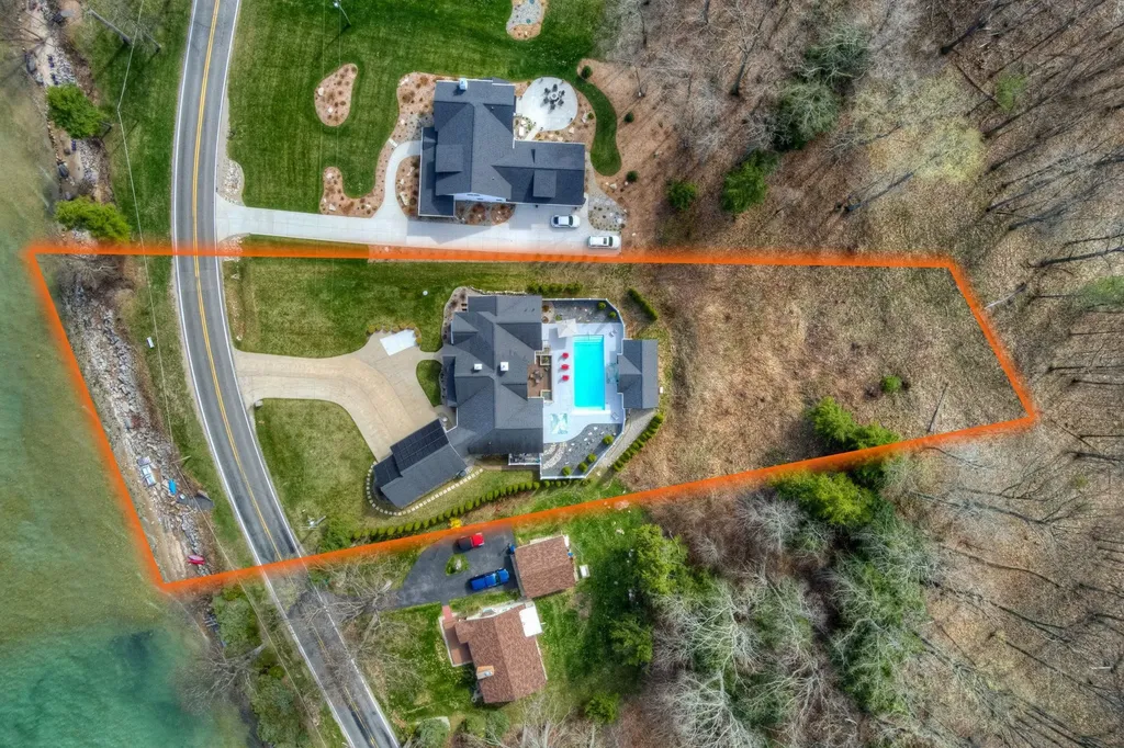 6885 E Shore Road Peninsula Township MI 49686