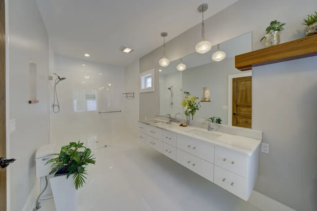 6885 E Shore Road Peninsula Township MI 49686