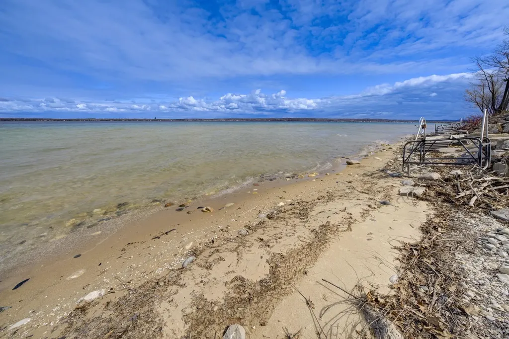 6885 E Shore Road Peninsula Township MI 49686