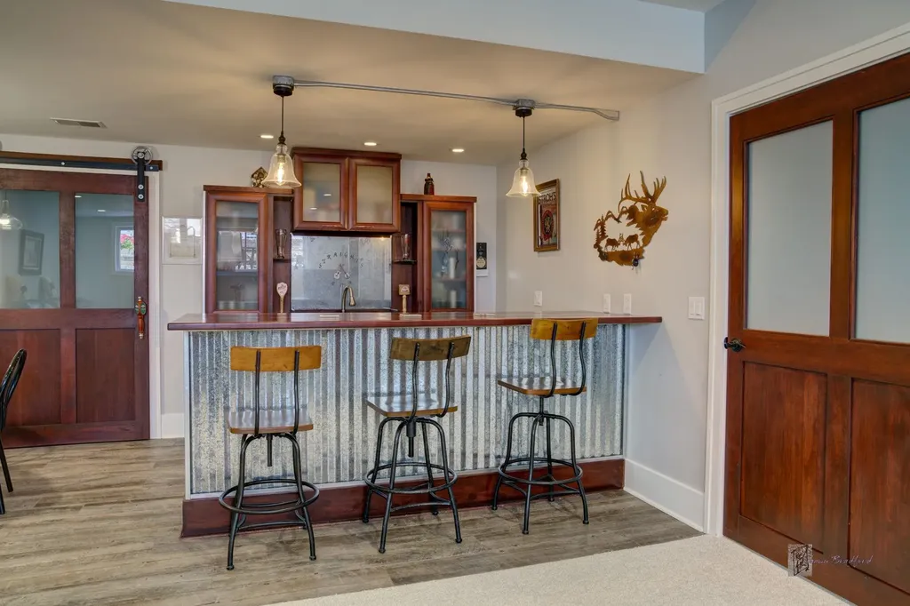 6885 E Shore Road Peninsula Township MI 49686