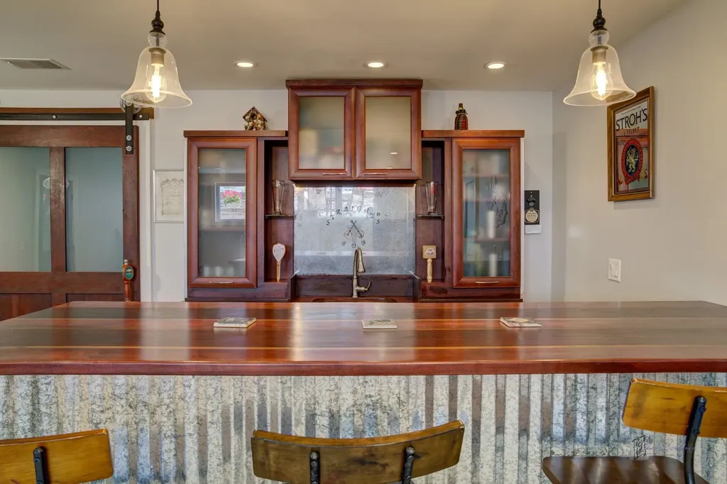 6885 E Shore Road Peninsula Township MI 49686