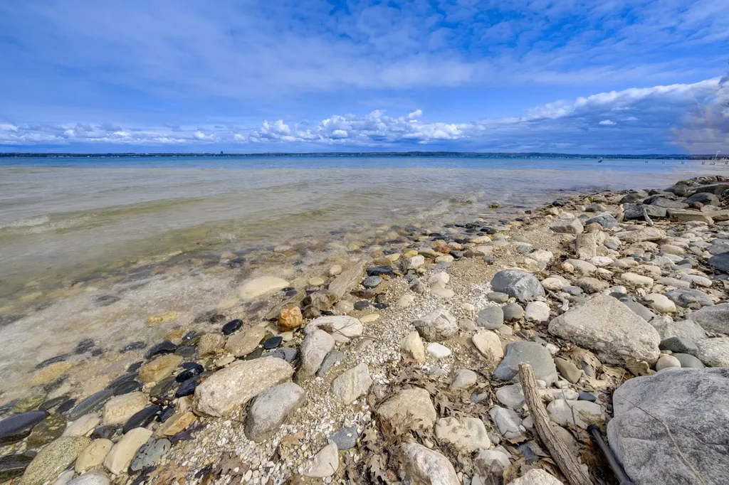 6885 E Shore Road Peninsula Township MI 49686