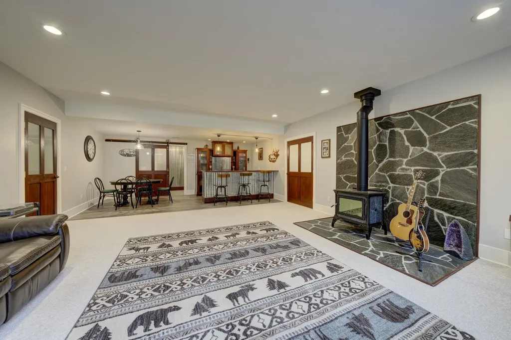 6885 E Shore Road Peninsula Township MI 49686