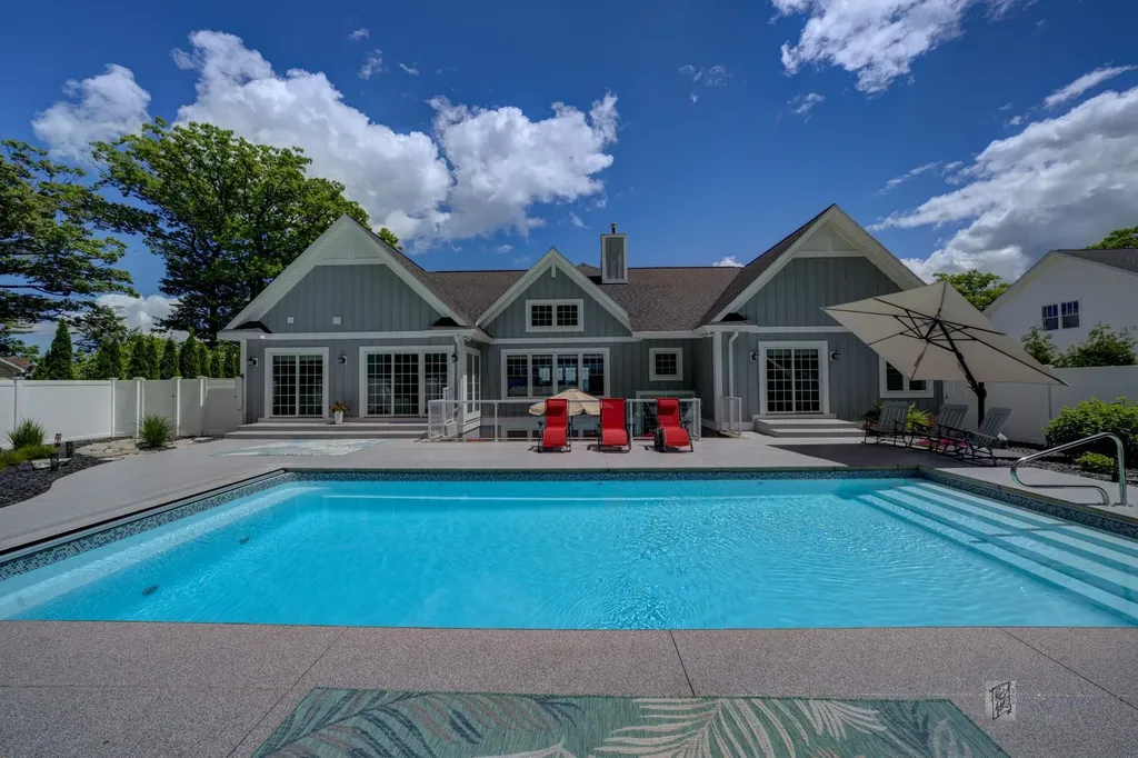 6885 E Shore Road Peninsula Township MI 49686