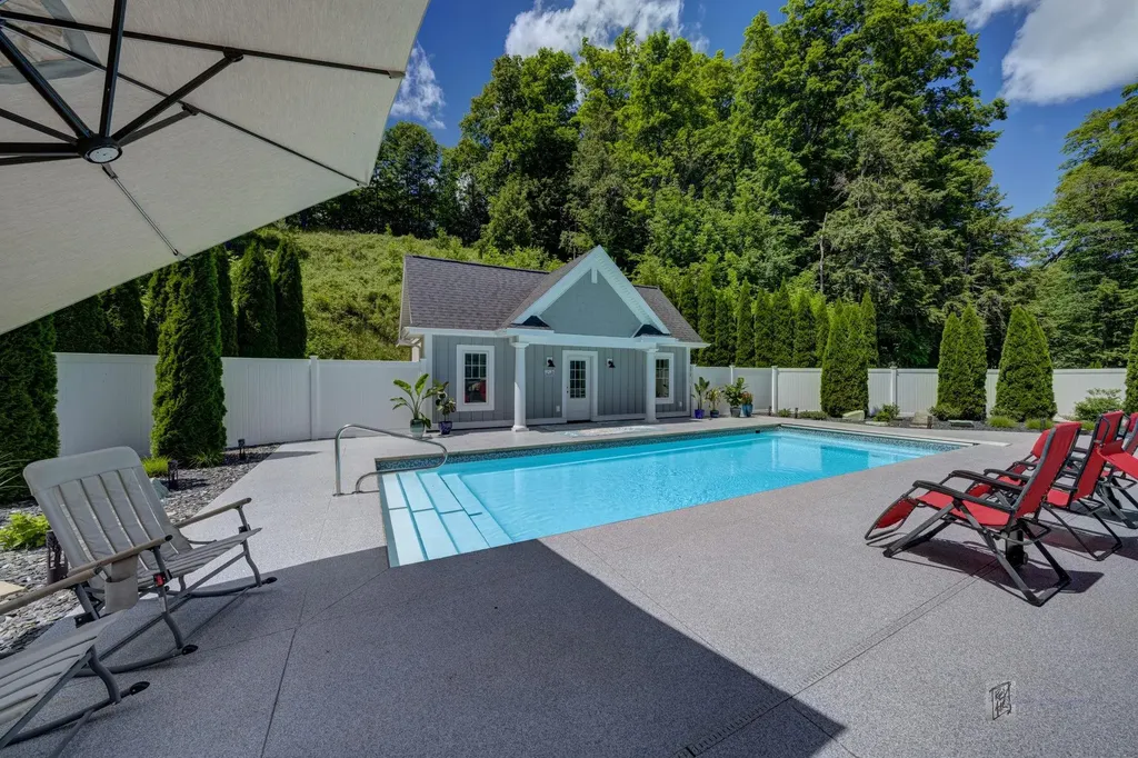 6885 E Shore Road Peninsula Township MI 49686