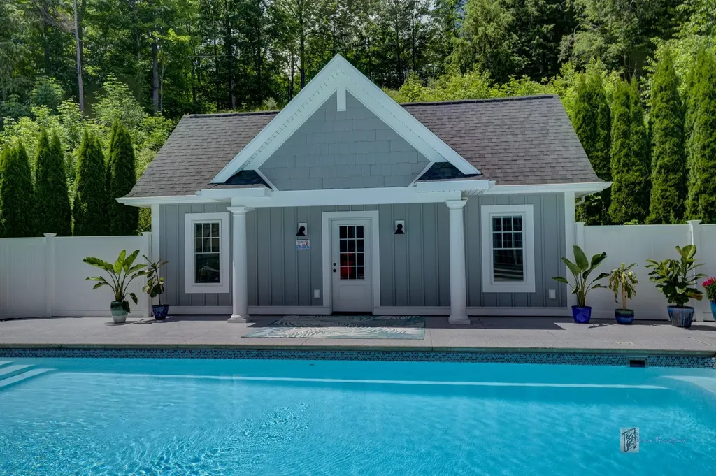 6885 E Shore Road Peninsula Township MI 49686