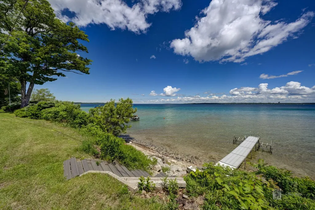 6885 E Shore Road Peninsula Township MI 49686