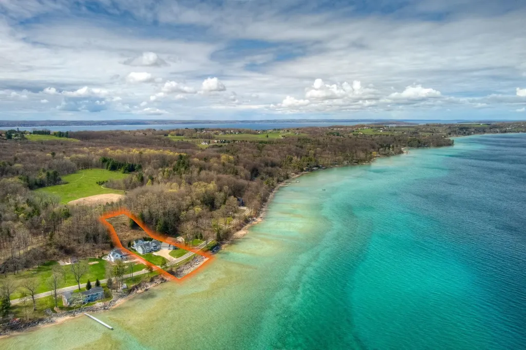 6885 E Shore Road Peninsula Township MI 49686