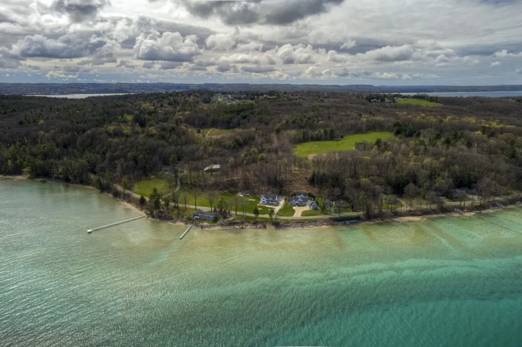 6885 E Shore Road Peninsula Township MI 49686