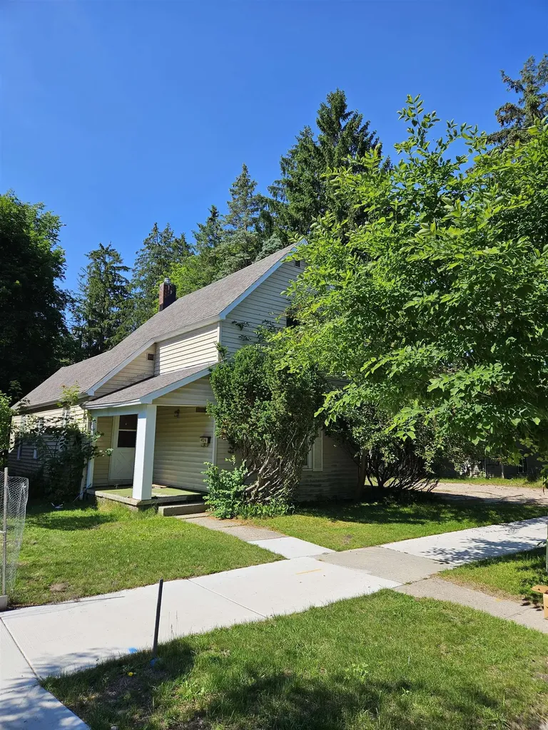 905 W Seventh Street Traverse City City MI 49684