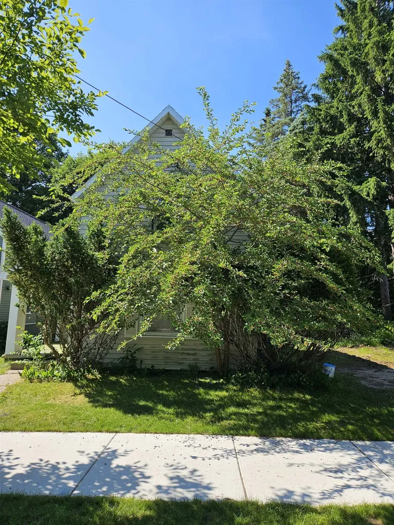 905 W Seventh Street Traverse City City MI 49684