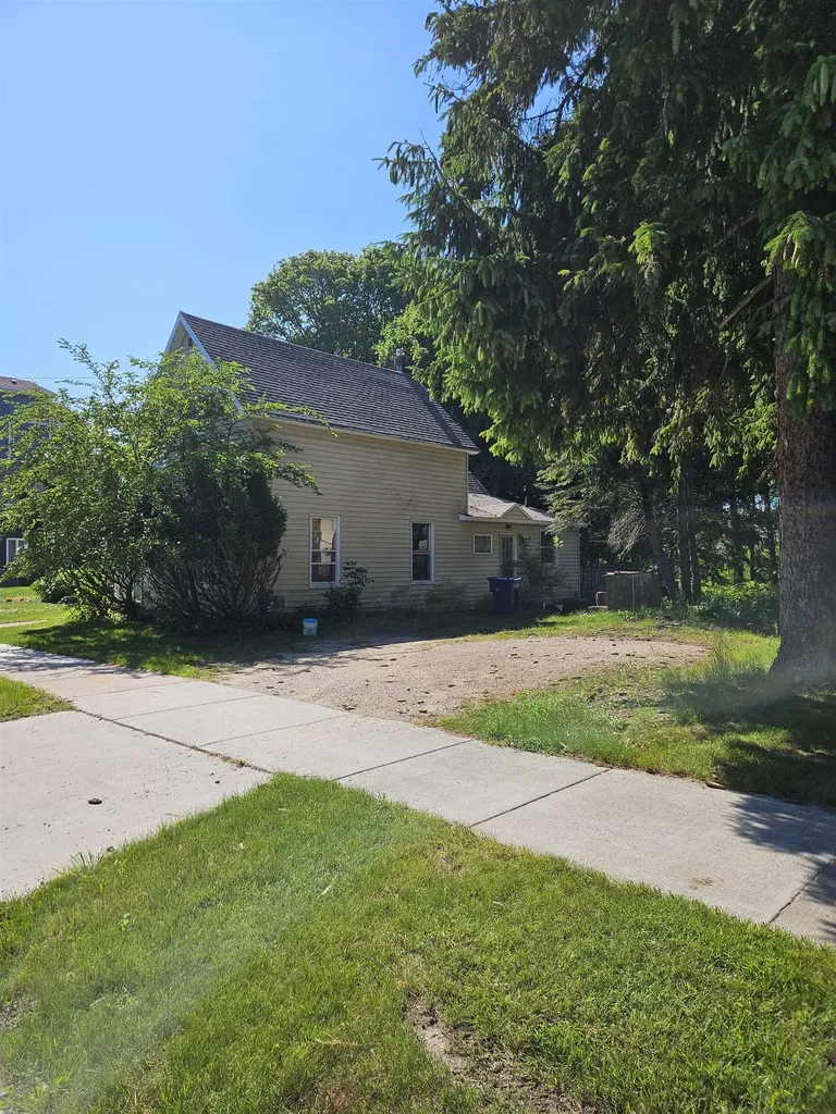 905 W Seventh Street Traverse City City MI 49684