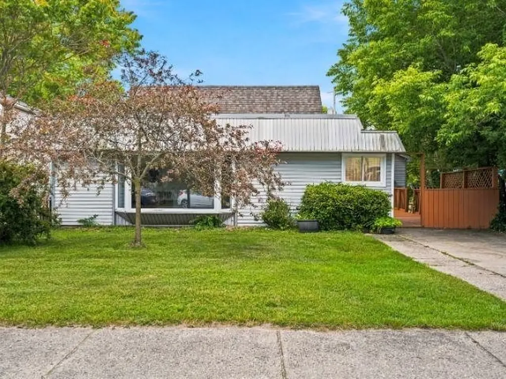 143 S Benzie Boulevard Benzonia Township MI 49617